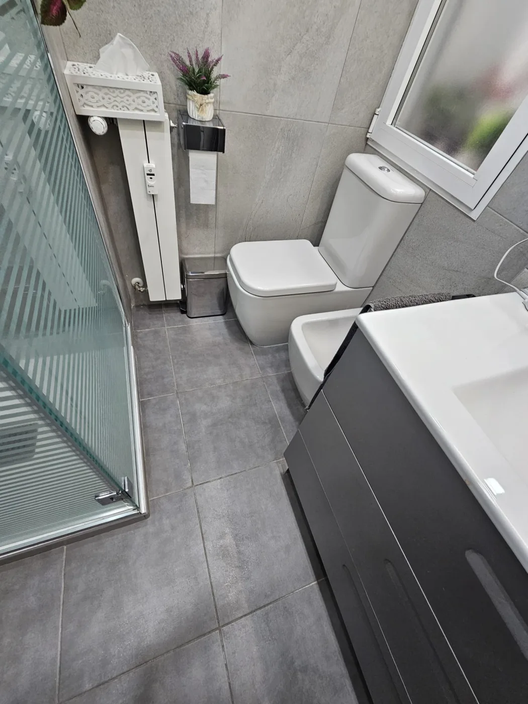 Salle de bain avec sol carrelé avant QWOOD