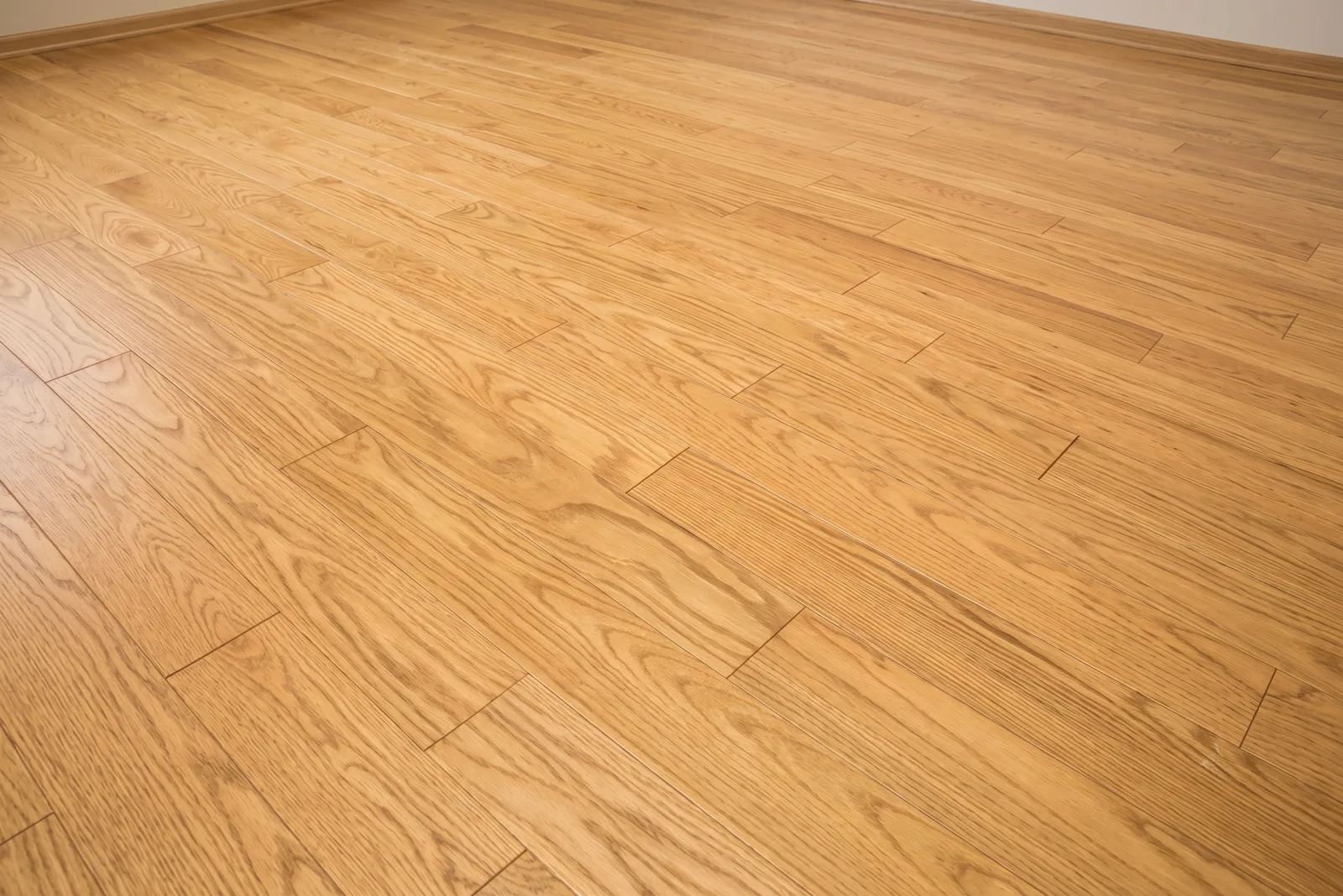 Sol en parquet de chêne autoadhésif QWOOD posé dans une pièce